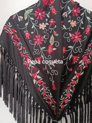 Mantoncillo negro bordado flores