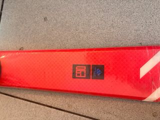 Esquís Dynastar con fijaciones