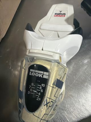 Esquís Dynastar con fijaciones