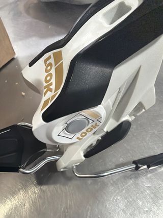 Esquís Dynastar con fijaciones