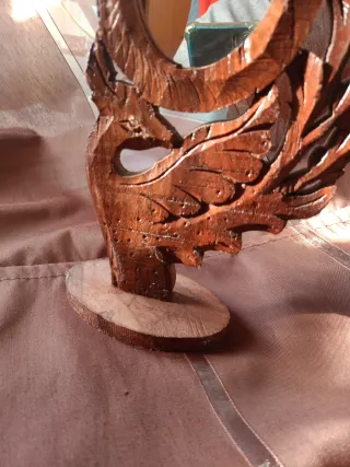 Espejo de mesa de madera tallada.  30 cm de alto.