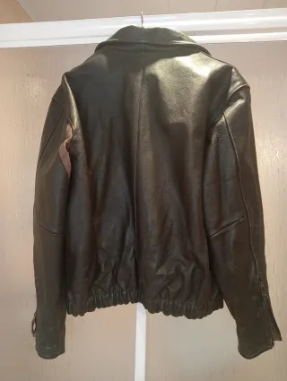 Chaqueta de piel negra y marrón