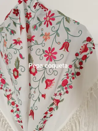 Mantoncillo blanco bordado flecos