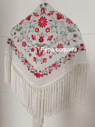 Mantoncillo blanco bordado flecos