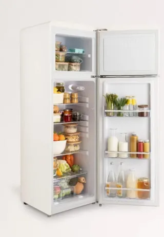 Frigorífico vintage blanco roto de dos puertas.