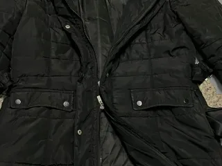 Chaqueta acolchada negra con cinturón