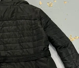 Chaqueta acolchada negra con cinturón