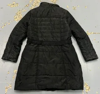 Chaqueta acolchada negra con cinturón