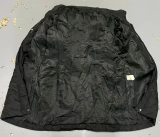 Chaqueta acolchada negra con cinturón