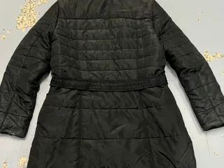 Chaqueta acolchada negra con cinturón