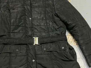 Chaqueta acolchada negra con cinturón