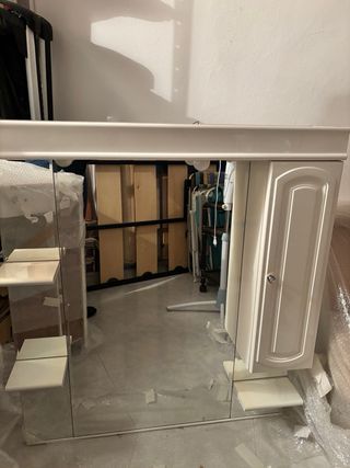 Mueble de baño con lavabo y encimera