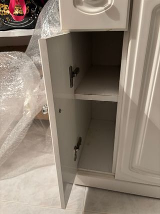 Mueble de baño con lavabo y encimera