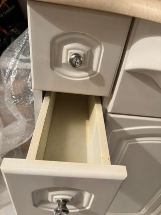 Mueble de baño con lavabo y encimera