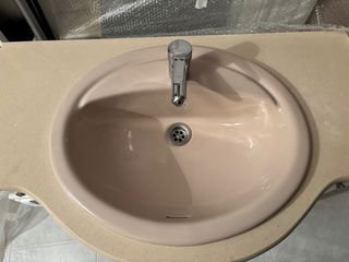 Mueble de baño con lavabo y encimera