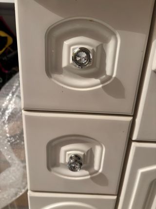 Mueble de baño con lavabo y encimera