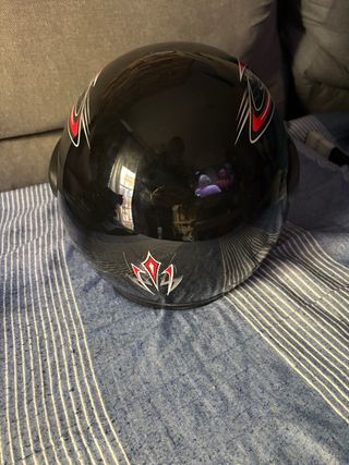 Casco de moto negro con visera