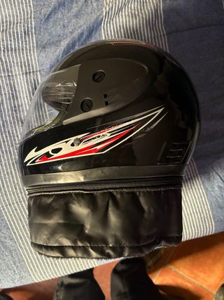 Casco de moto negro con visera