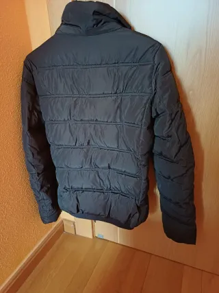 Cazadora acolchada marrón oscuro, súper abrigada.