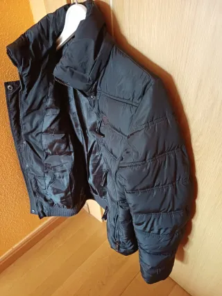 Cazadora acolchada marrón oscuro, súper abrigada.