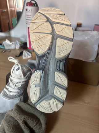 Asics Gel Gris y Blanco con caja original