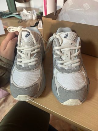 Asics Gel Gris y Blanco con caja original