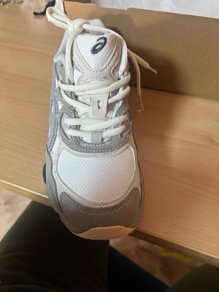 Asics Gel Gris y Blanco con caja original