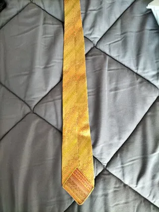 Corbata verde y naranja con estampado
