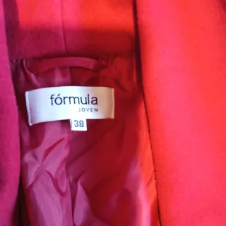 Abrigo rojo elegante con cinturón