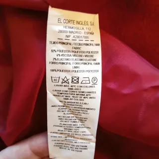 Abrigo rojo elegante con cinturón