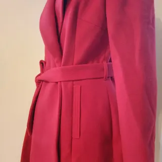 Abrigo rojo elegante con cinturón