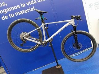Bicicleta MTB Cross Country Race 700 Gris Cuadro Aluminio