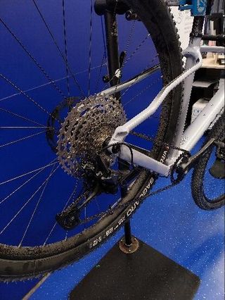 Bicicleta MTB Cross Country Race 700 Gris Cuadro Aluminio