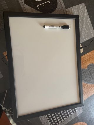 Pizarra blanca con rotulador