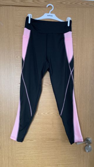 Pantalones pitillo negros y rosas