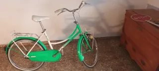 Bicicleta antigua verde