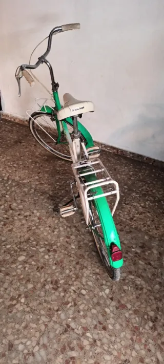 Bicicleta antigua verde