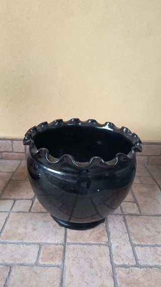 Vaso nero in terracotta con bordo ondulato