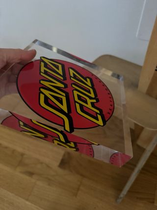 Insignia Santa Cruz Acrílico tipo cristal tamaño