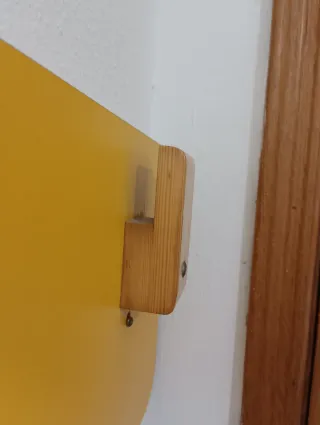 Perchero madera y metal amarillo y azul . Son dos