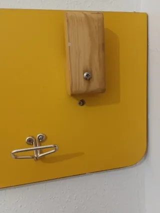 Perchero madera y metal amarillo y azul . Son dos