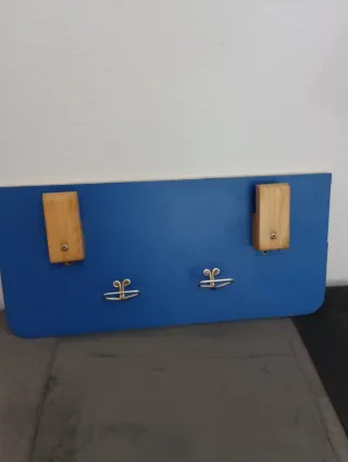 Perchero madera y metal amarillo y azul . Son dos