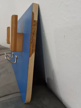 Perchero madera y metal amarillo y azul . Son dos