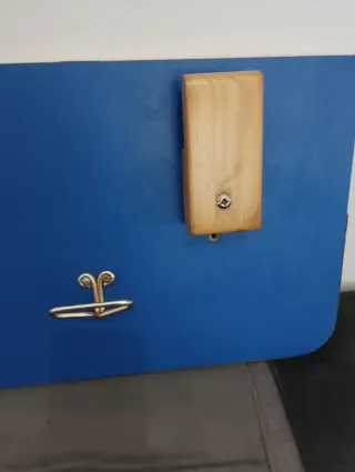 Perchero madera y metal amarillo y azul . Son dos