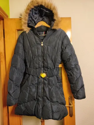 Abrigo con capucha y cinturón talla XL