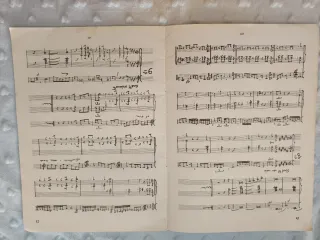 Solfeo Manuscrito con Acompañamiento de Piano