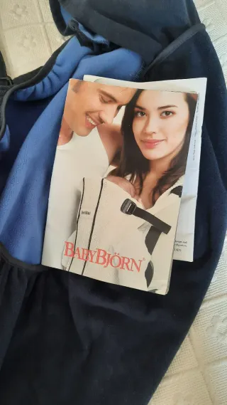 Mochila portabebés para invierno con funda lluvia.