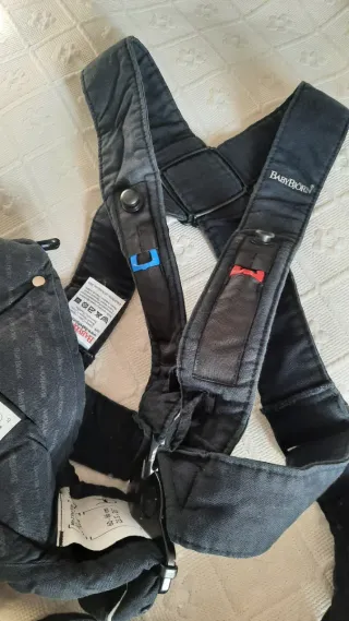 Mochila portabebés para invierno con funda lluvia.