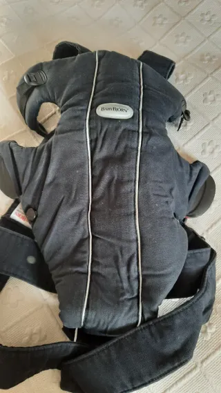 Mochila portabebés para invierno con funda lluvia.