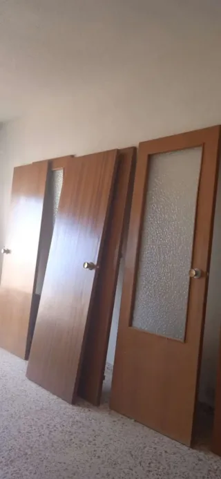 Puertas de madera nuevas sin usar